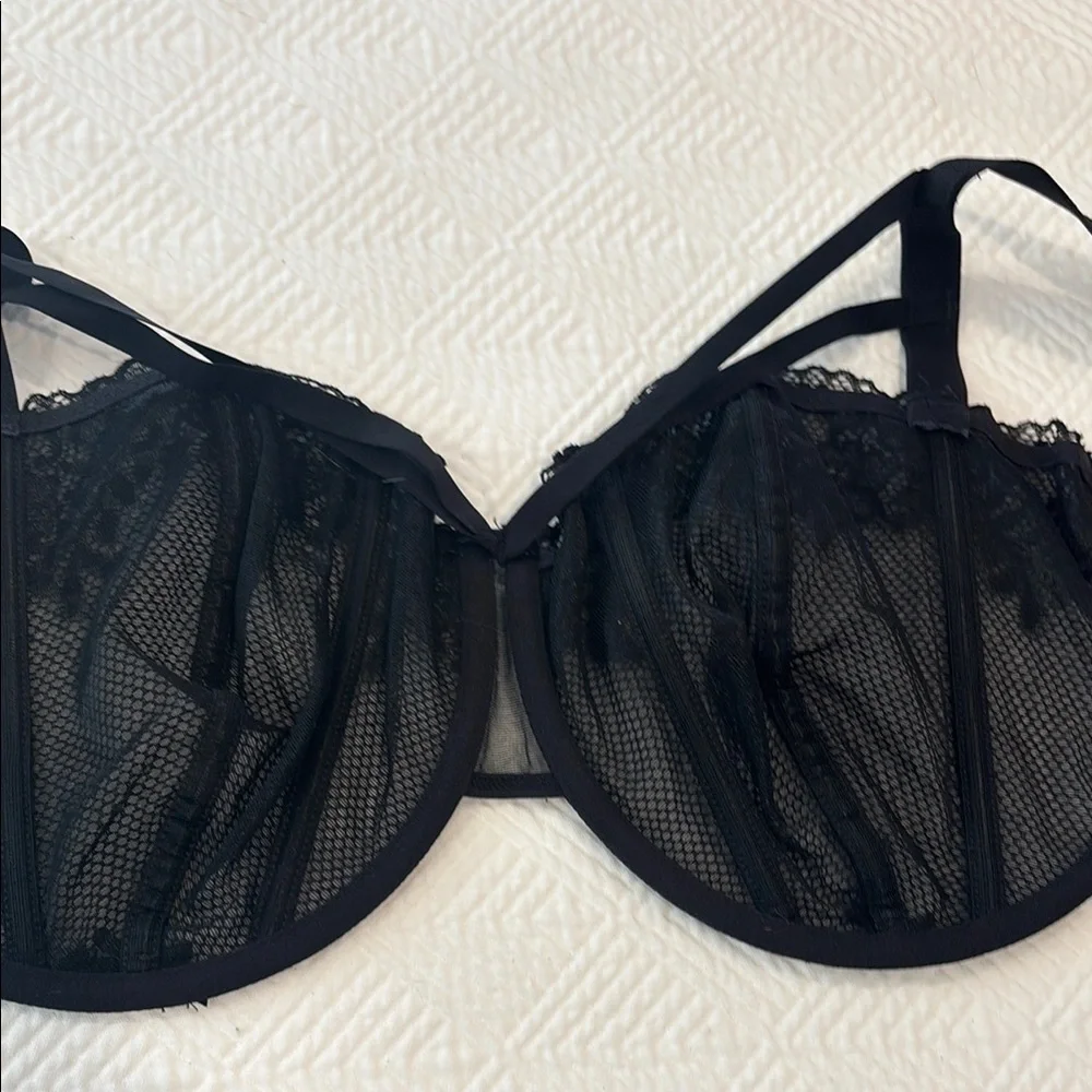 Black Underwire Bra with Adjustable Straps and Molded Cups - Picture 7 of 8